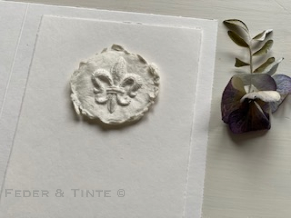 Karte mit Papierrosette / Papierrelief - franz. Lilie